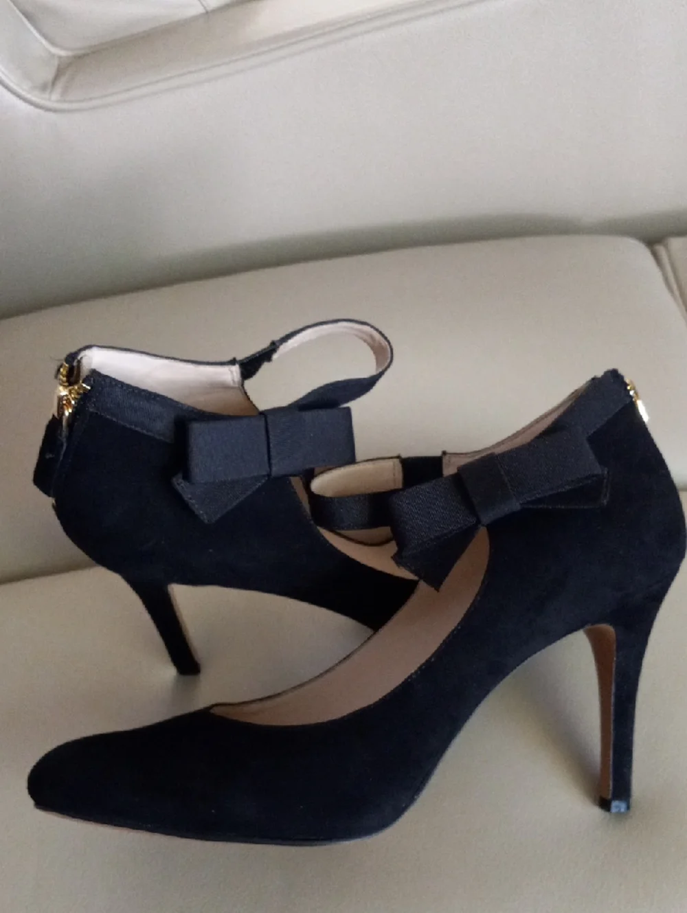 Nine West Black Suede Pointed-Toe Heels with Bow Accent Size 9.5M